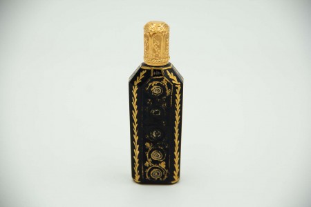 Frasco de perfume em vidro opaco com pinturas e tampa em ouro amarelo 